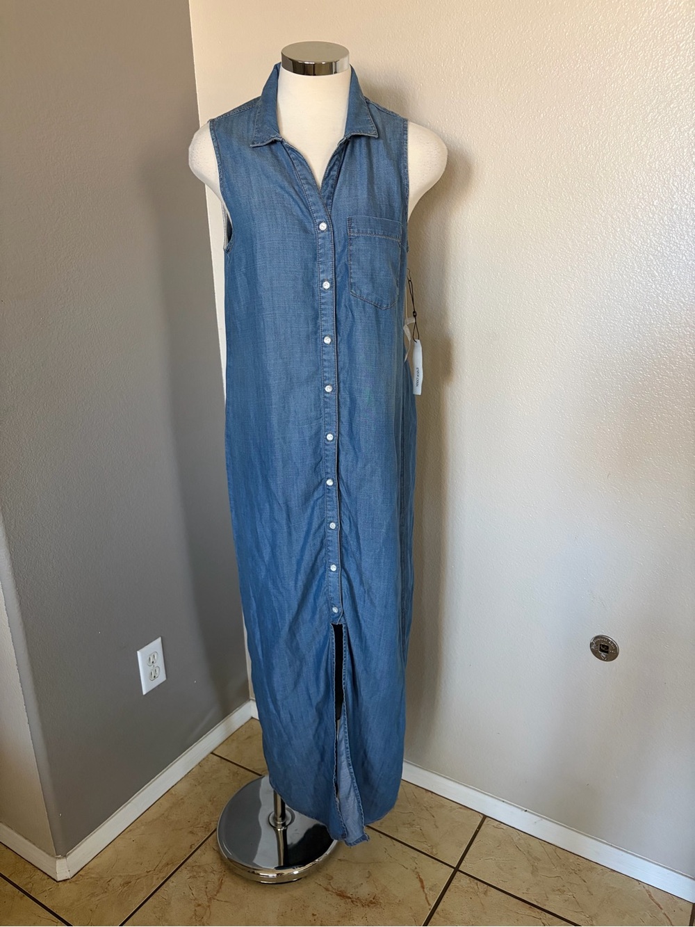 Sneak Peek White Label with Black Logo - Blue Detail Visible